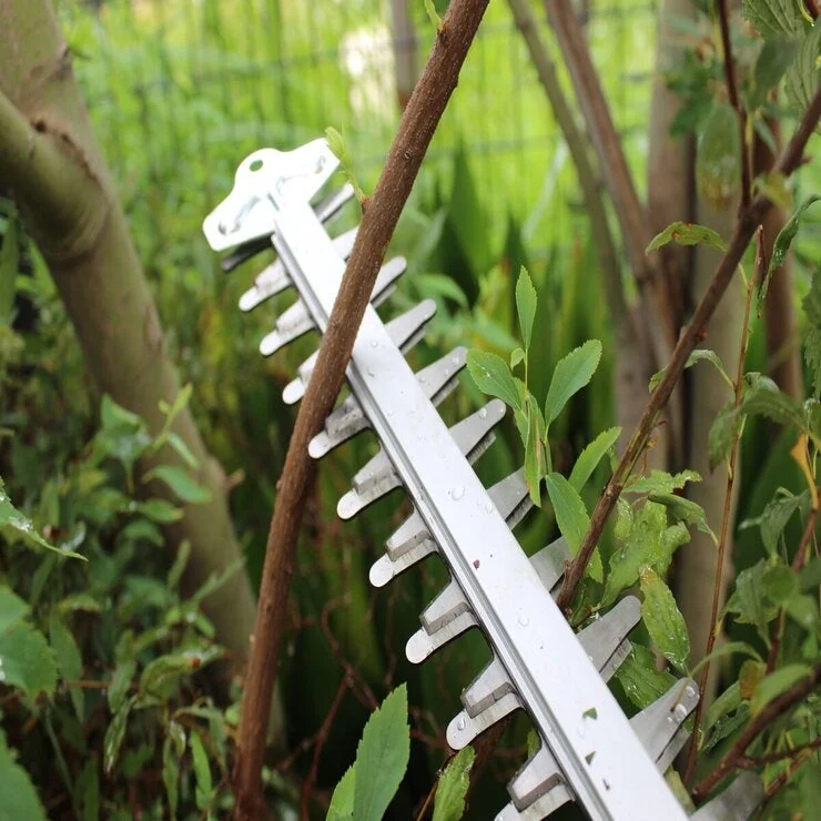 COSTCO Yard Force 24V Hedge Trimmer - Image 5