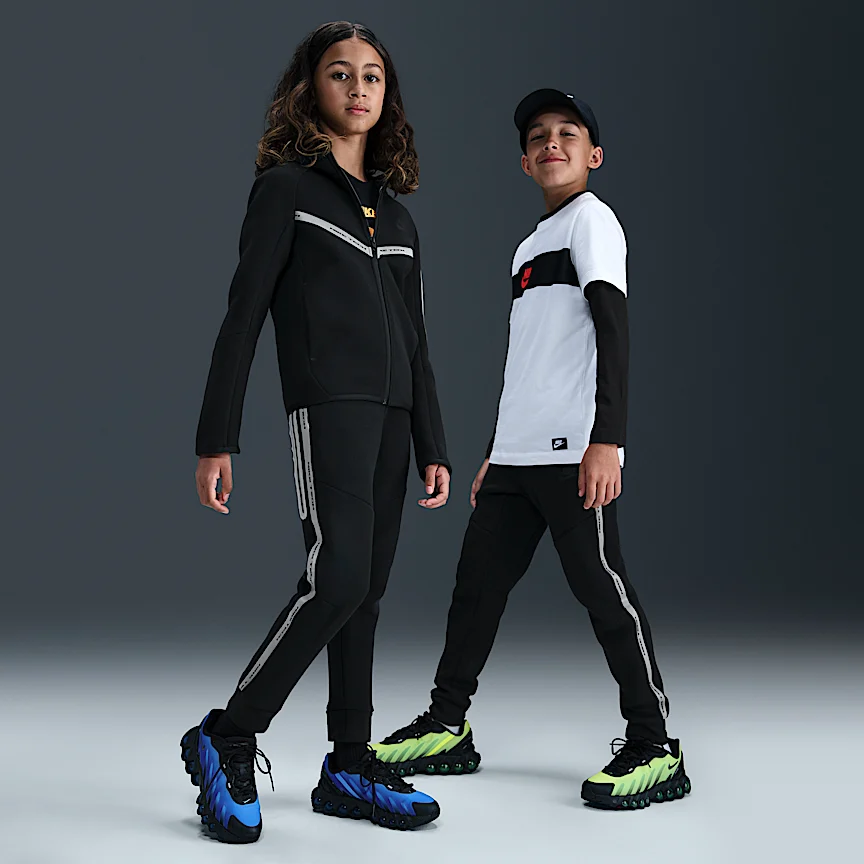 NIKE スポーツウェア テック フリース — ジュニア ジョガー リフレクティブ (再帰反射) デザインのアクセント付き