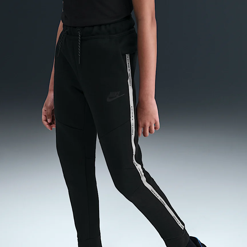 NIKE スポーツウェア テック フリース — ジュニア ジョガー リフレクティブ (再帰反射) デザインのアクセント付き - Image 3