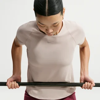 NIKE ユニバーサ — ウィメンズ Dri-FIT ショートスリーブ トップ
