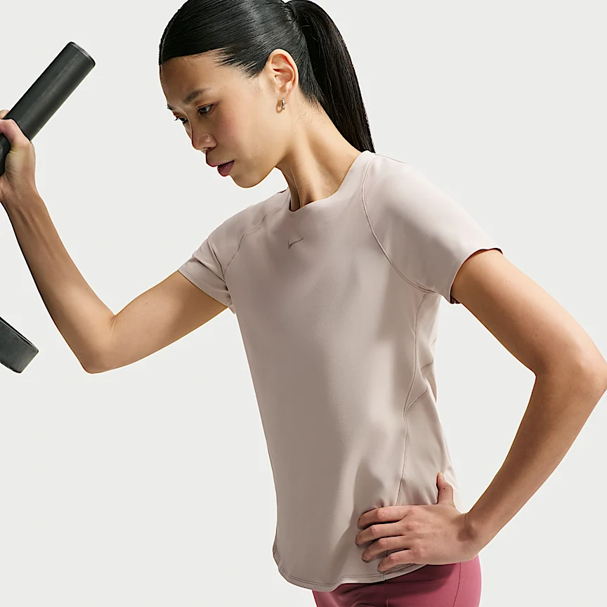NIKE ユニバーサ — ウィメンズ Dri-FIT ショートスリーブ トップ - Image 3