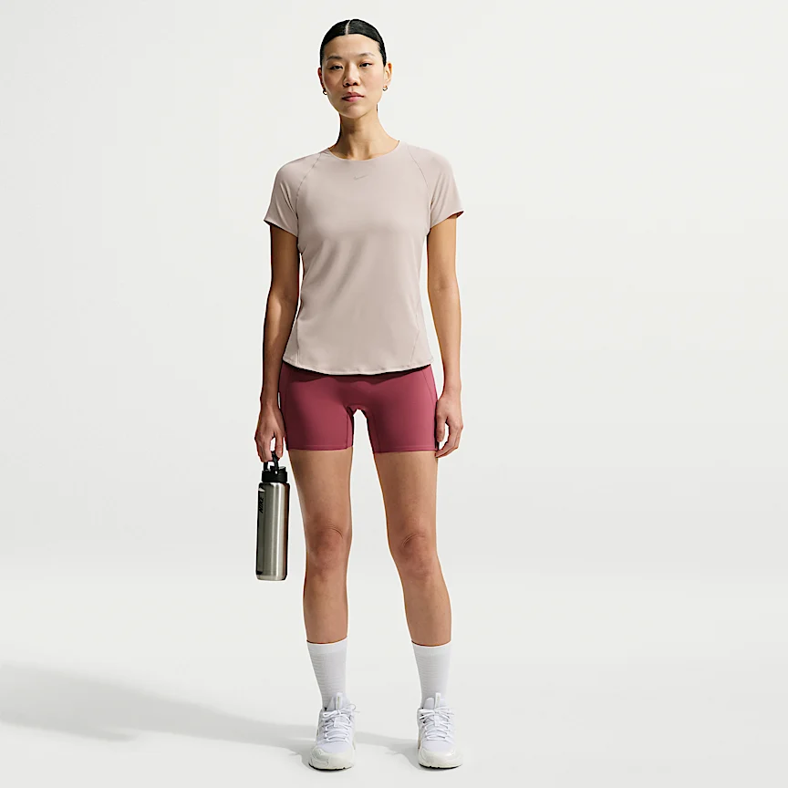 NIKE ユニバーサ — ウィメンズ Dri-FIT ショートスリーブ トップ - Image 4