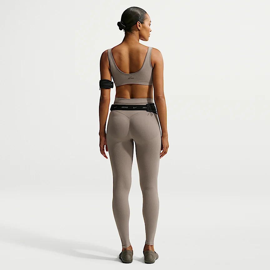 NIKE NikeSKIMS Ribbed Seamless — Women's High-Waisted 26" Leggings - Image 5