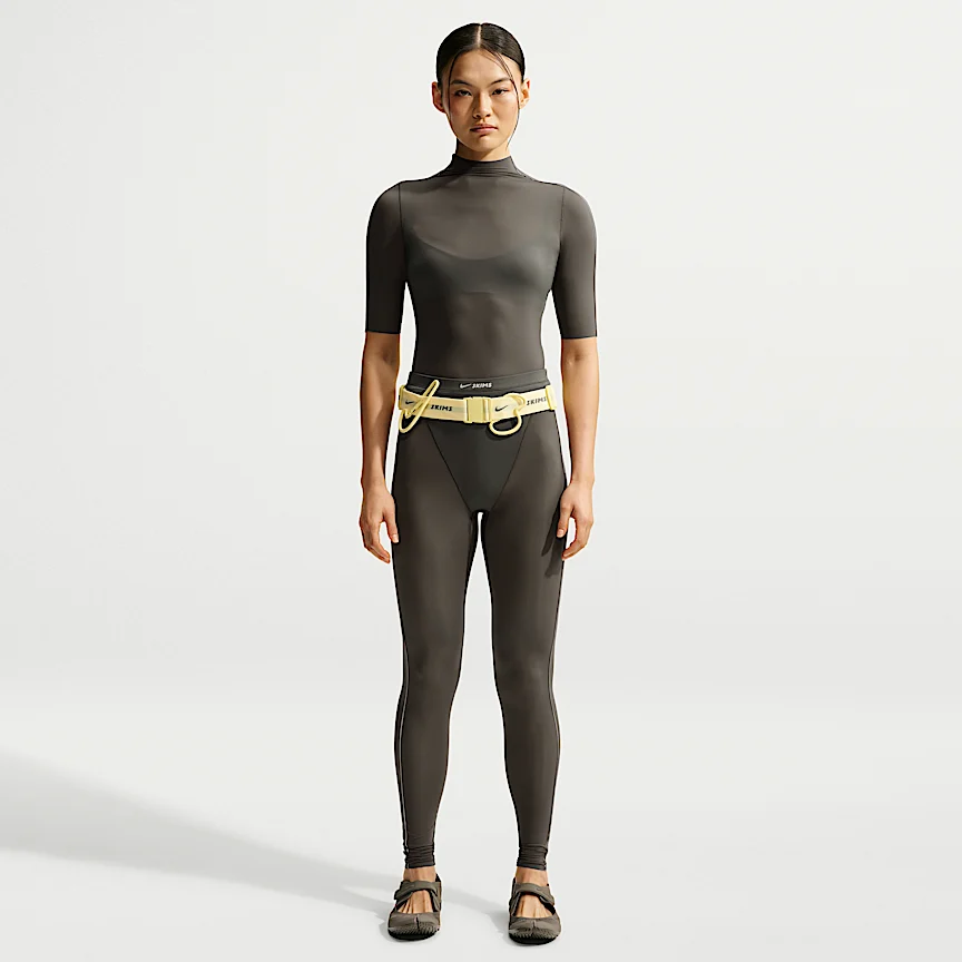 NIKE NikeSKIMS Weightless — Women's High-Waisted V-Panel Leggings