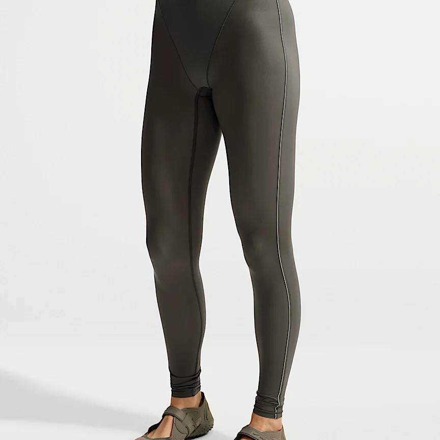 NIKE NikeSKIMS Weightless — Women's High-Waisted V-Panel Leggings - Image 2