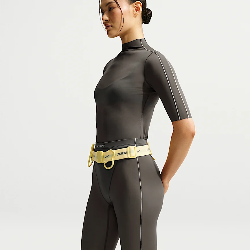 NIKE NikeSKIMS Weightless — Women's High-Waisted V-Panel Leggings - Image 4