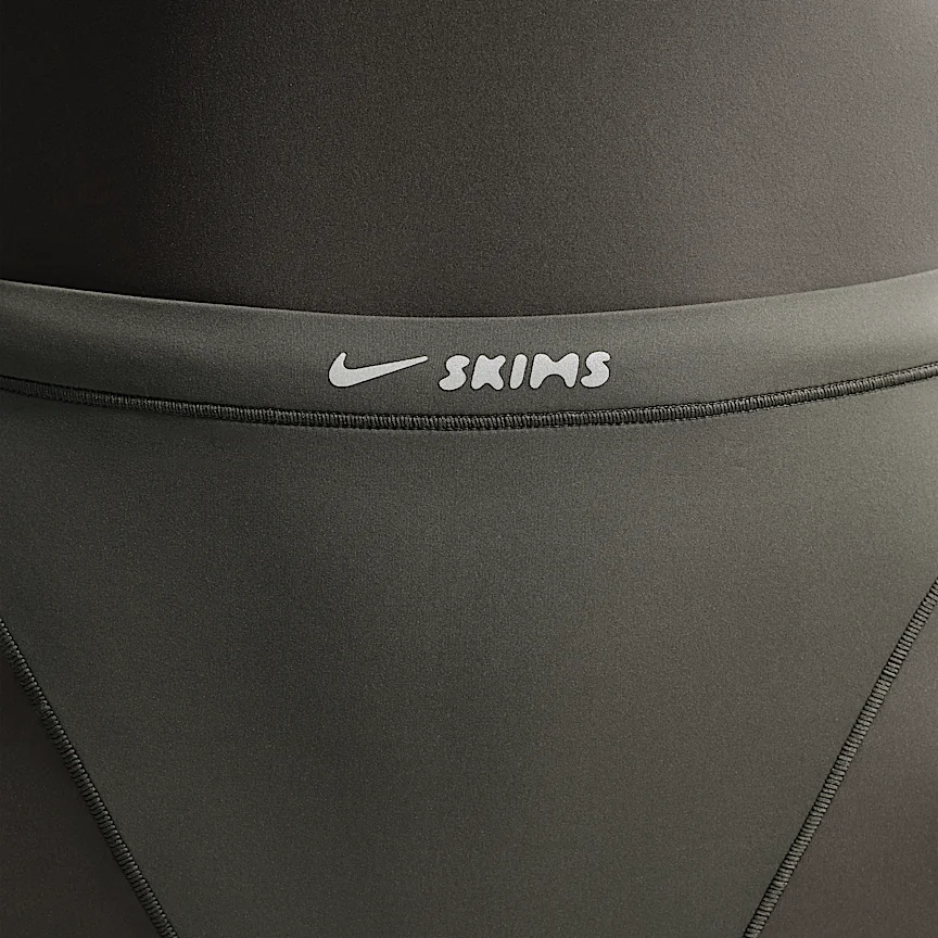 NIKE NikeSKIMS Weightless — Women's High-Waisted V-Panel Leggings - Image 6