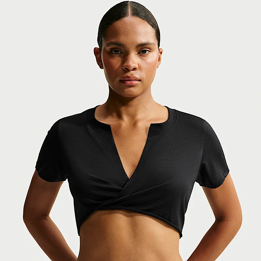 NIKE NikeSKIMS パフォーマンス コットンブレンド — ウィメンズ Vネック クロップド ツイスト ショートスリーブ トップス