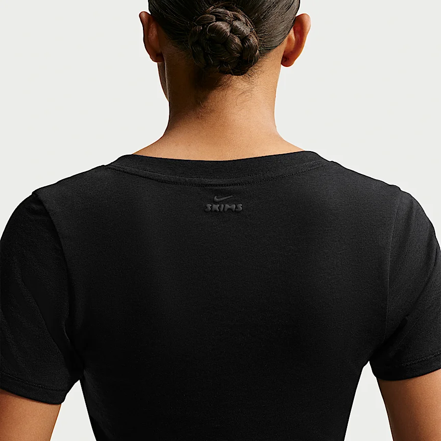 NIKE NikeSKIMS パフォーマンス コットンブレンド — ウィメンズ Vネック クロップド ツイスト ショートスリーブ トップス - Image 2
