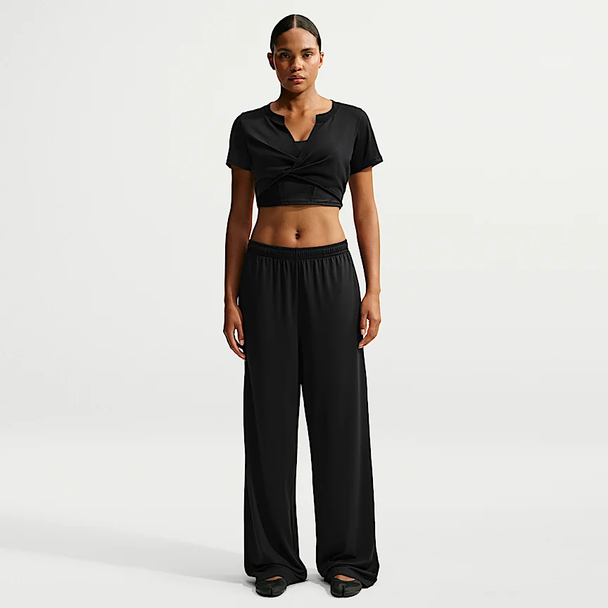 NIKE NikeSKIMS パフォーマンス コットンブレンド — ウィメンズ Vネック クロップド ツイスト ショートスリーブ トップス - Image 4