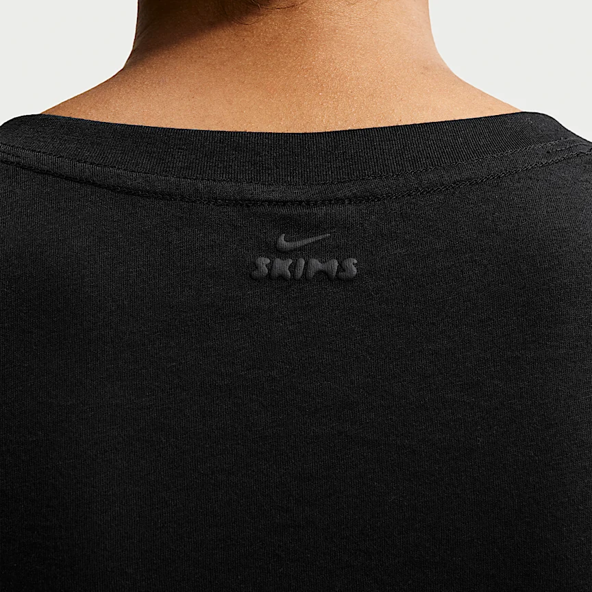 NIKE NikeSKIMS パフォーマンス コットンブレンド — ウィメンズ Vネック クロップド ツイスト ショートスリーブ トップス - Image 6