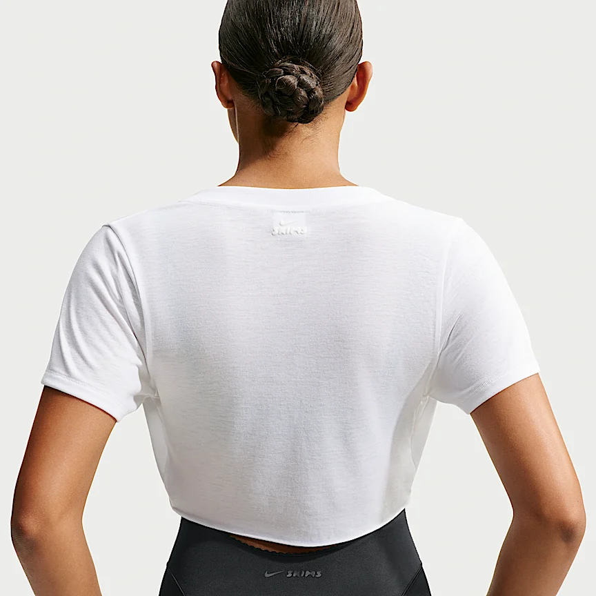 NIKE NikeSKIMS パフォーマンス コットンブレンド — ウィメンズ Vネック クロップド ツイスト ショートスリーブ トップス - Image 2