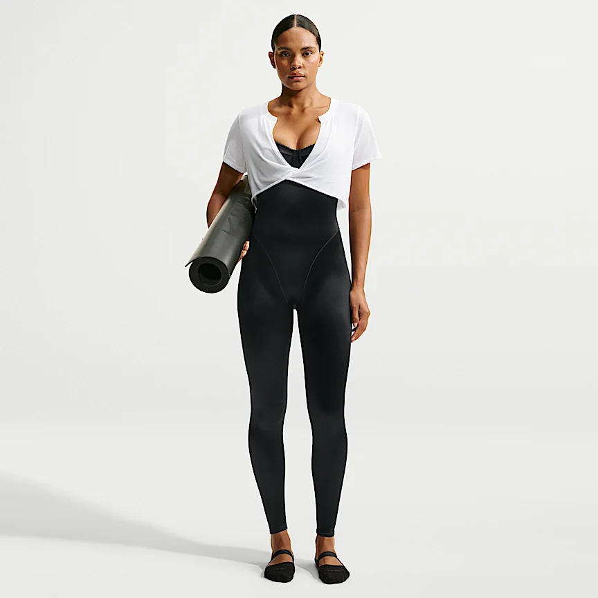 NIKE NikeSKIMS パフォーマンス コットンブレンド — ウィメンズ Vネック クロップド ツイスト ショートスリーブ トップス - Image 4
