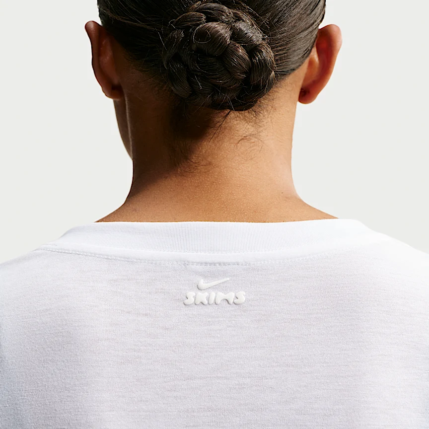 NIKE NikeSKIMS パフォーマンス コットンブレンド — ウィメンズ Vネック クロップド ツイスト ショートスリーブ トップス - Image 6