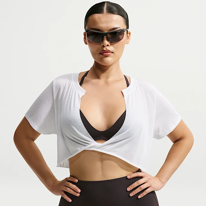 NIKE NikeSKIMS パフォーマンス コットンブレンド — ウィメンズ Vネック クロップド ツイスト ショートスリーブ トップス - Image 7