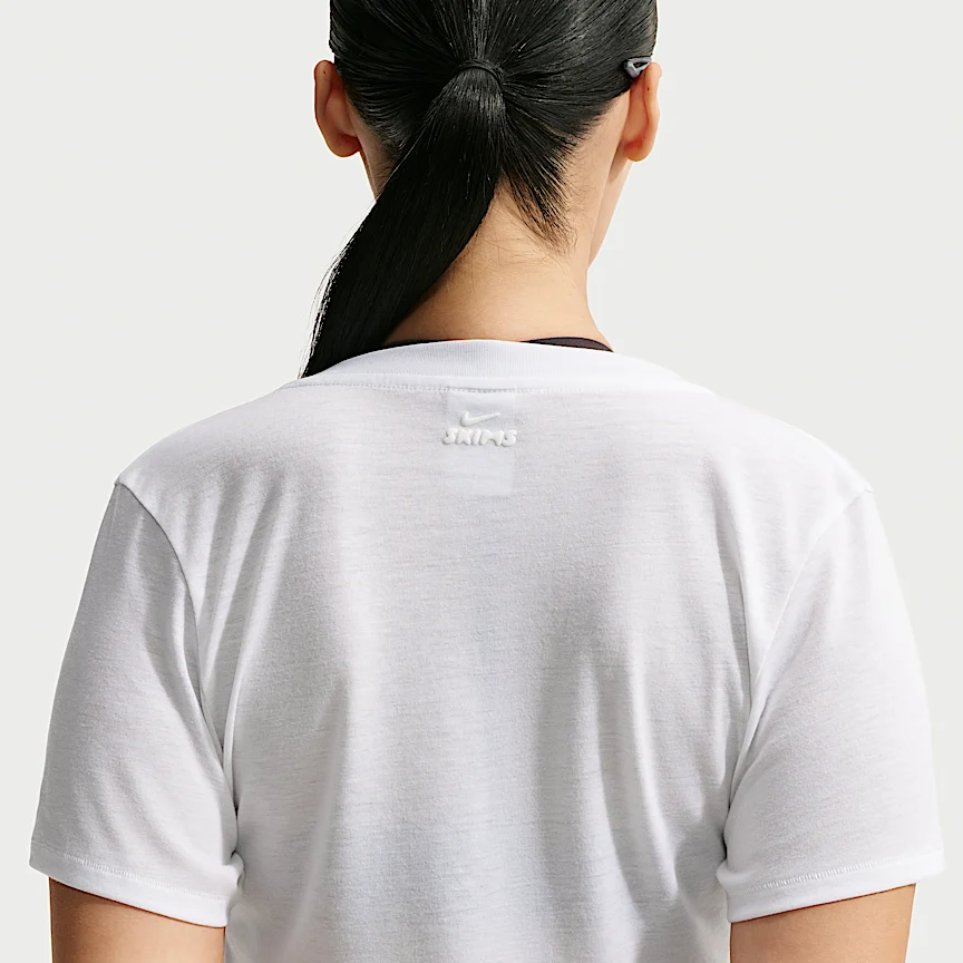 NIKE NikeSKIMS パフォーマンス コットンブレンド — ウィメンズ Vネック クロップド ツイスト ショートスリーブ トップス - Image 8