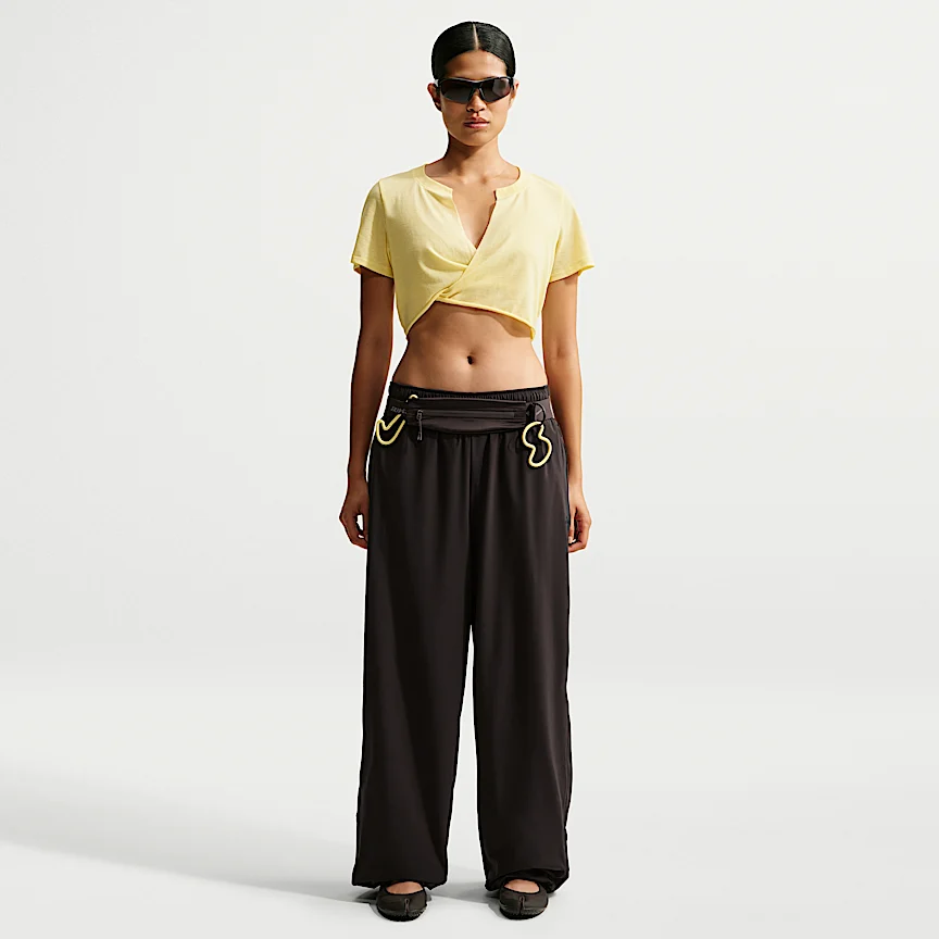 NIKE NikeSKIMS パフォーマンス コットンブレンド — ウィメンズ Vネック クロップド ツイスト ショートスリーブ トップス - Image 3