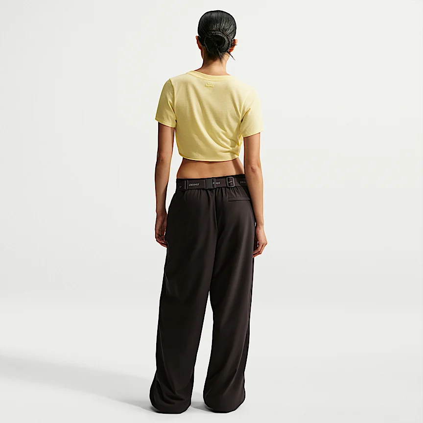 NIKE NikeSKIMS パフォーマンス コットンブレンド — ウィメンズ Vネック クロップド ツイスト ショートスリーブ トップス - Image 4