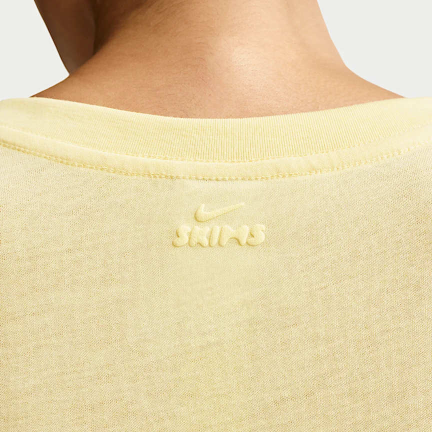 NIKE NikeSKIMS パフォーマンス コットンブレンド — ウィメンズ Vネック クロップド ツイスト ショートスリーブ トップス - Image 5