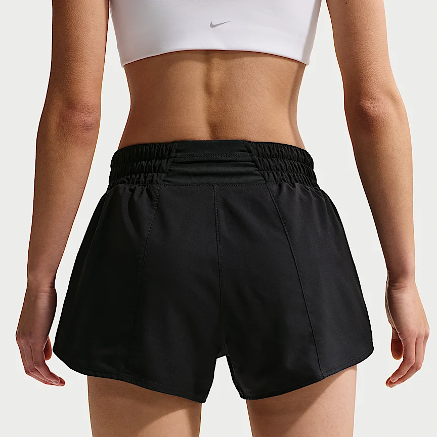 NIKE Dri-FIT ワン — ウィメンズ ミッドライズ 8cm ショートパンツ (インナー付き) - Image 3