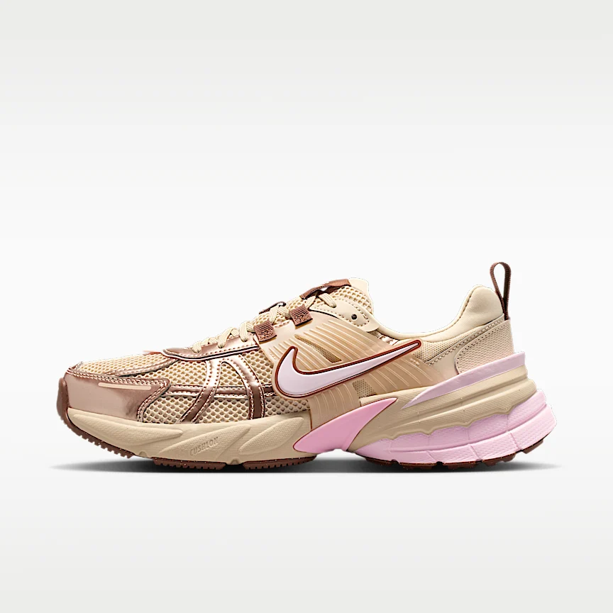 NIKE V2K ラン — ウィメンズシューズ リフレクティブ (再帰反射) アクセント付き