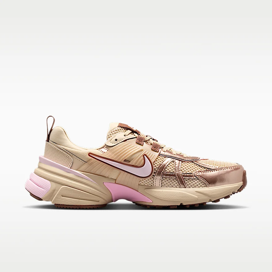 NIKE V2K ラン — ウィメンズシューズ リフレクティブ (再帰反射) アクセント付き - Image 3
