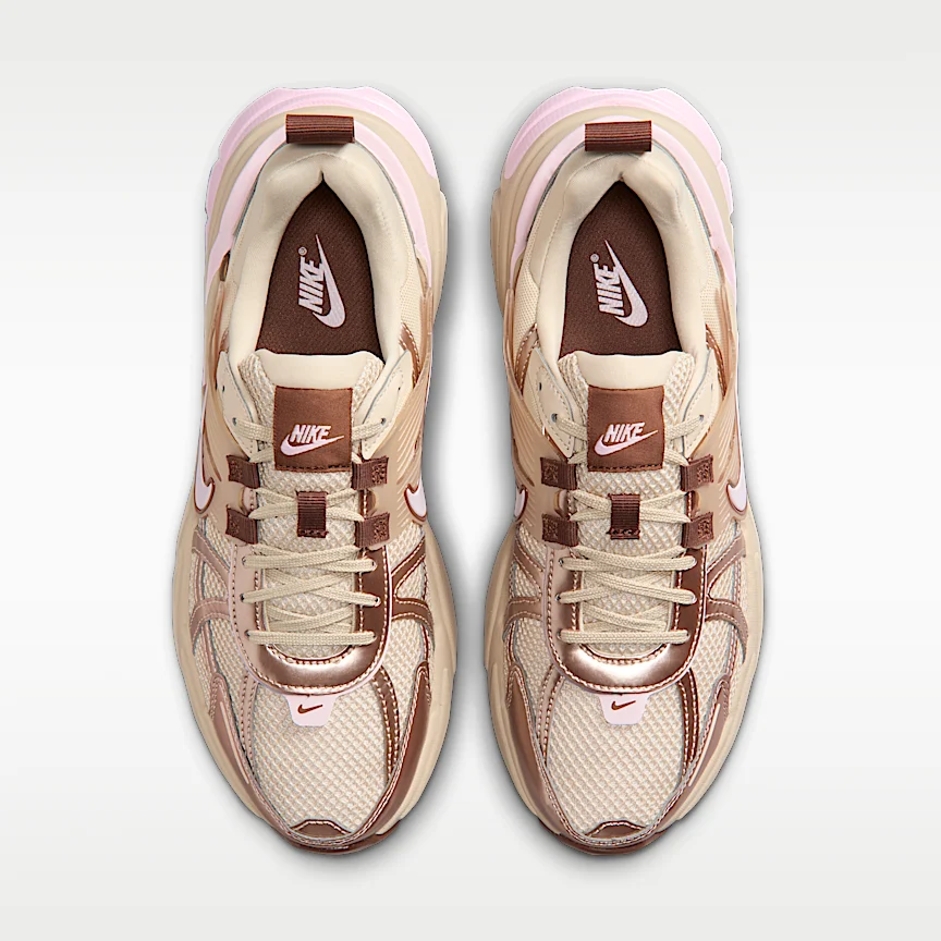 NIKE V2K ラン — ウィメンズシューズ リフレクティブ (再帰反射) アクセント付き - Image 4