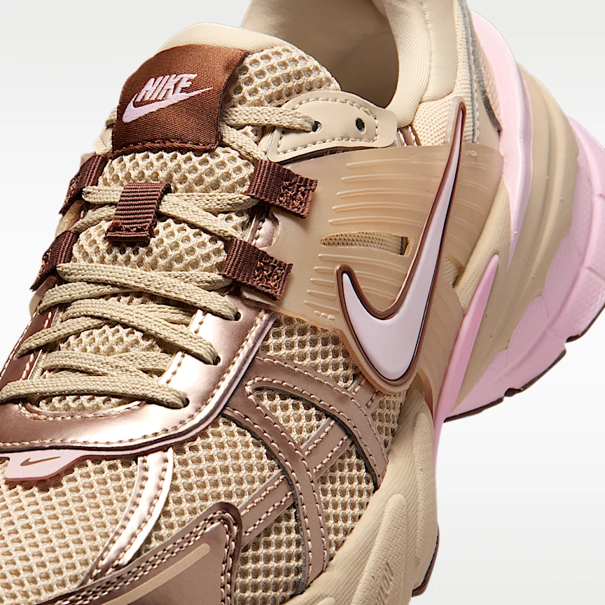NIKE V2K ラン — ウィメンズシューズ リフレクティブ (再帰反射) アクセント付き - Image 7