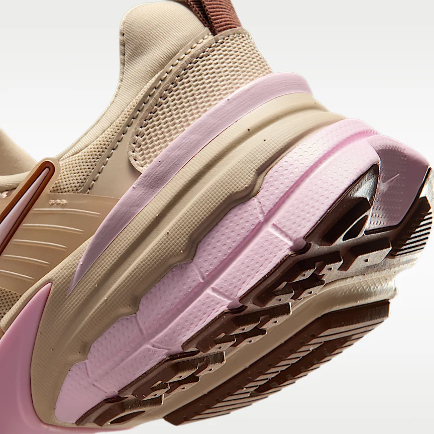 NIKE V2K ラン — ウィメンズシューズ リフレクティブ (再帰反射) アクセント付き - Image 8