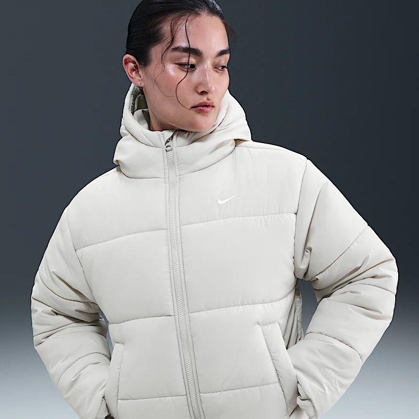 NIKE スポーツウェア クラシック パファー — ウィメンズ Therma-FIT ルーズ フーデッド ジャケット