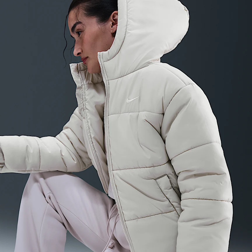 NIKE スポーツウェア クラシック パファー — ウィメンズ Therma-FIT ルーズ フーデッド ジャケット - Image 3