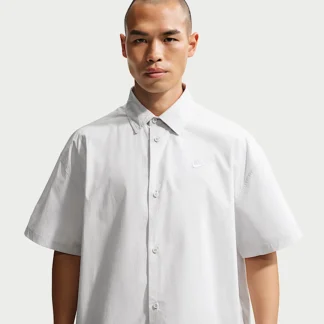 NIKE クラブ — メンズ ショートスリーブ ボタンアップ シャツ