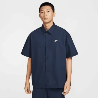 NIKE クラブ — メンズ ショートスリーブ ボタンアップ シャツ