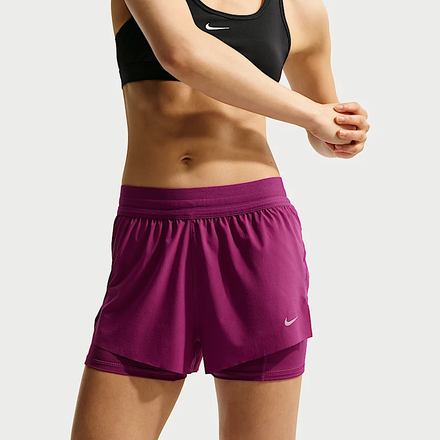 NIKE スウィフト — ウィメンズ Dri-FIT ミッドライズ 2イン1 ランニングショートパンツ - Image 2