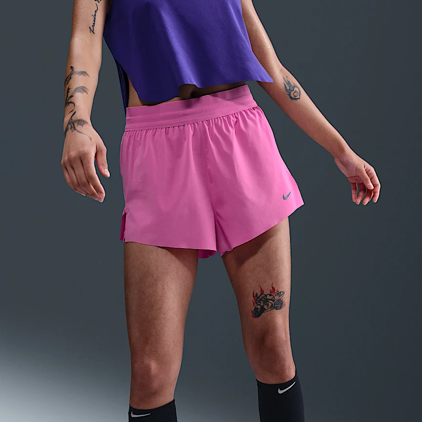 NIKE スウィフト — ウィメンズ Dri-FIT ミッドライズ 2イン1 ランニングショートパンツ - Image 2
