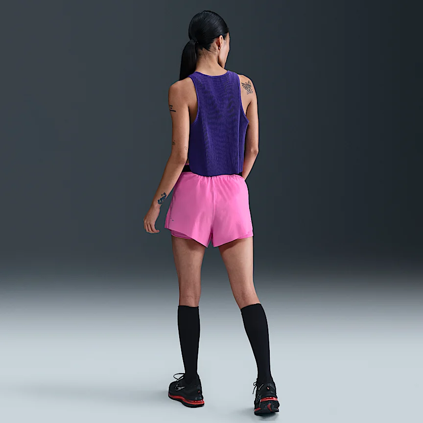 NIKE スウィフト — ウィメンズ Dri-FIT ミッドライズ 2イン1 ランニングショートパンツ - Image 4