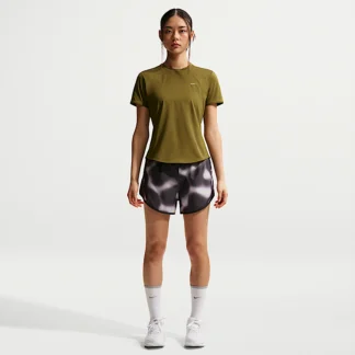 NIKE テンポ ラックス — ウィメンズ Dri-FIT 2イン1 ランニングショートパンツ。