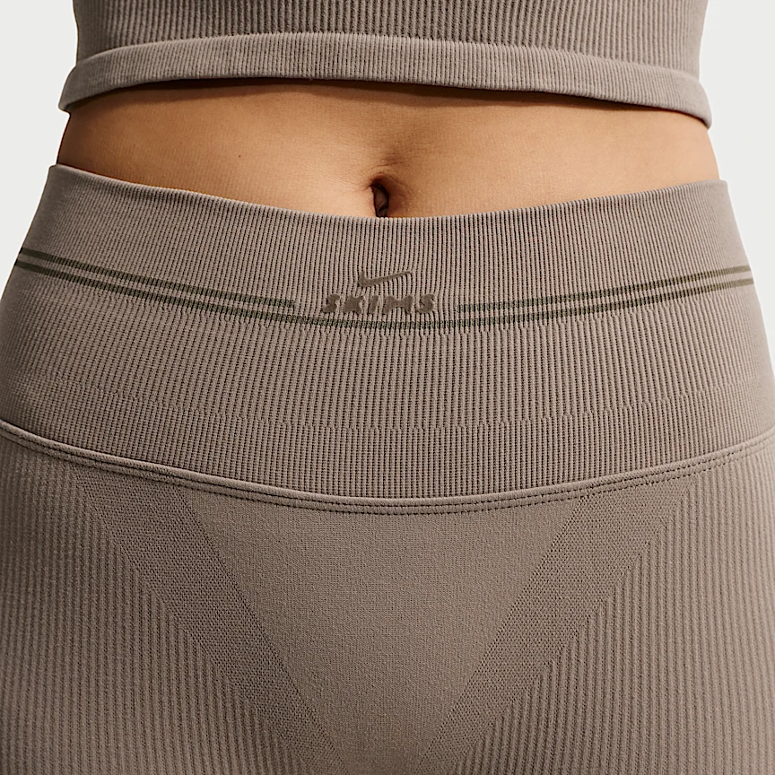 NIKE NikeSKIMS Ribbed Seamless — ウィメンズ 13cm ショートパンツ - Image 6