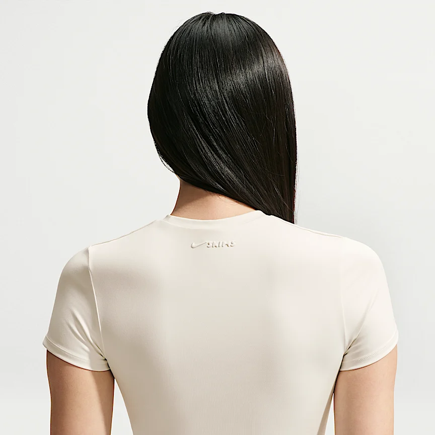 NIKE NikeSKIMS Matte — ウィメンズ パッディド ベビー Tシャツ - Image 2