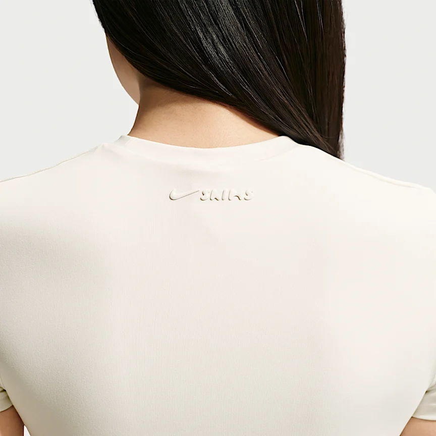 NIKE NikeSKIMS Matte — ウィメンズ パッディド ベビー Tシャツ - Image 6