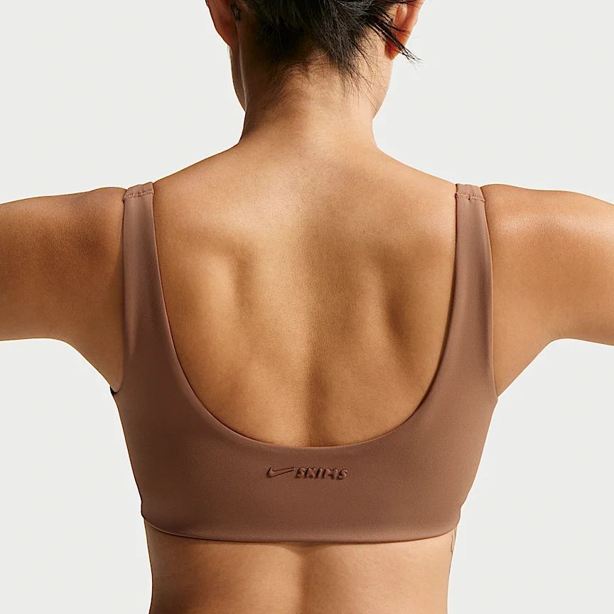 NIKE NikeSKIMS Matte — ウィメンズ スクープネック ブラ - Image 2