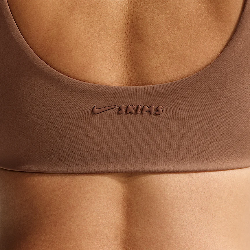 NIKE NikeSKIMS Matte — ウィメンズ スクープネック ブラ - Image 6