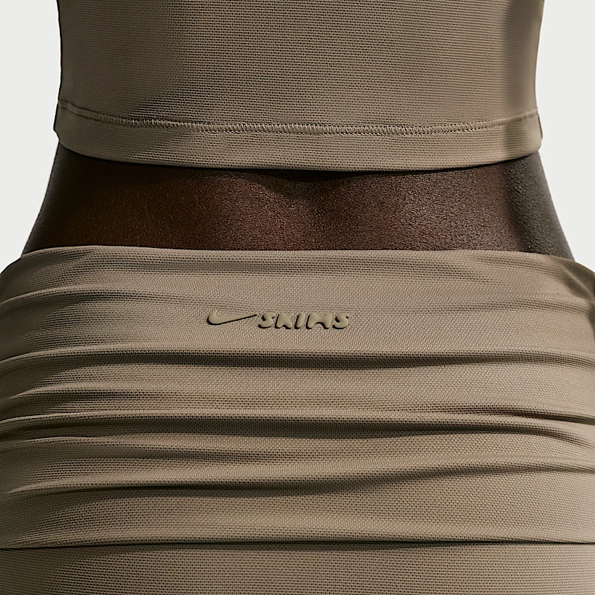 NIKE NikeSKIMS Airy — ウィメンズ フォールドオーバー ウエストバンド スコート - Image 6
