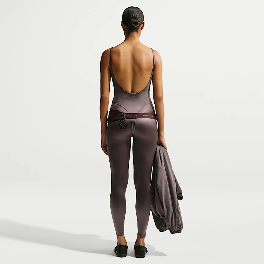 NIKE NikeSKIMS サテン Shine — ウィメンズ キャミ ボディスーツ - Image 5