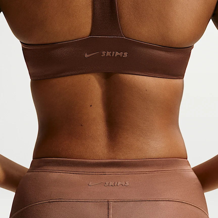 NIKE NikeSKIMS サテン Shine — ウィメンズ ミッドライズ 5cm ボーイショートパンツ ドローコード付き - Image 6