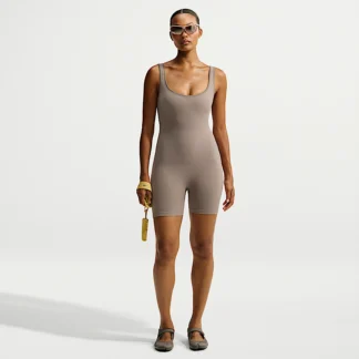 NIKE NikeSKIMS Ribbed Seamless — ウィメンズ スクープネック 13cm ボディスーツ
