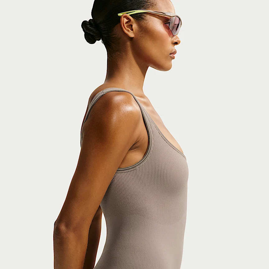 NIKE NikeSKIMS Ribbed Seamless — ウィメンズ スクープネック 13cm ボディスーツ - Image 3