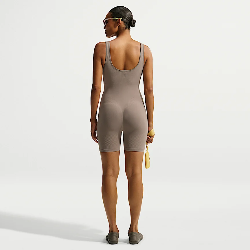 NIKE NikeSKIMS Ribbed Seamless — ウィメンズ スクープネック 13cm ボディスーツ - Image 5