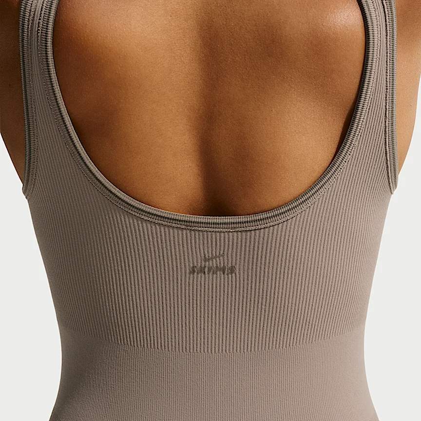 NIKE NikeSKIMS Ribbed Seamless — ウィメンズ スクープネック 13cm ボディスーツ - Image 6