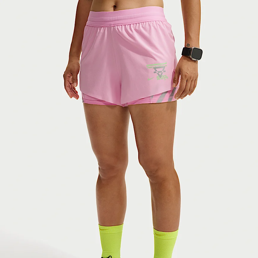 NIKE スウィフト — ウィメンズ Dri-FIT ミッドライズ 2イン1 ランニングショートパンツ - Image 2